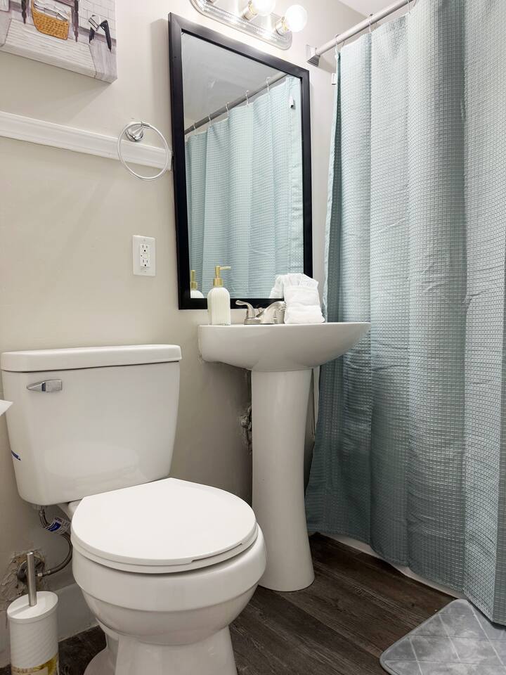 Riverside A3 | QUEEN 1BD/1BA Apt near River