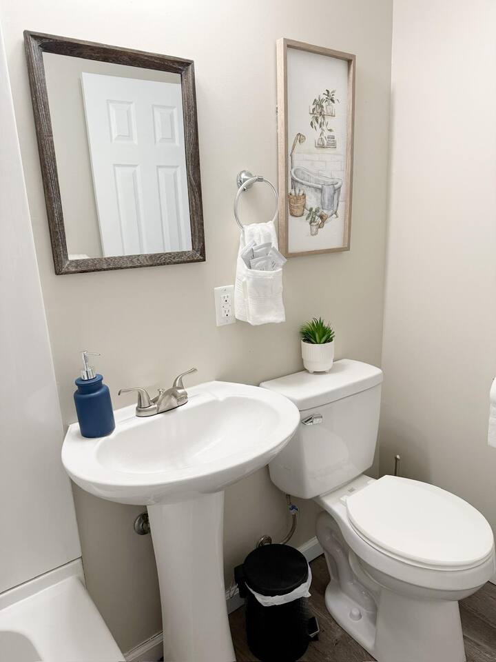 Riverside A1 | QUEEN 2BD/1BA Apt near River