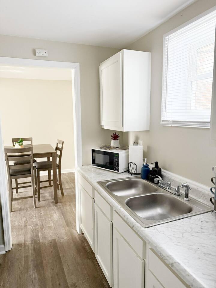 Riverside A1 | QUEEN 2BD/1BA Apt near River