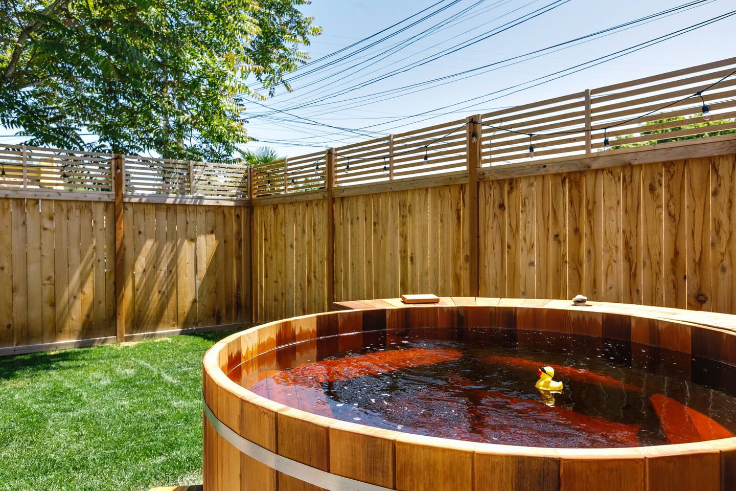 Maple Leaf Gem - Private Hot Tub, AC & Fenced Yard