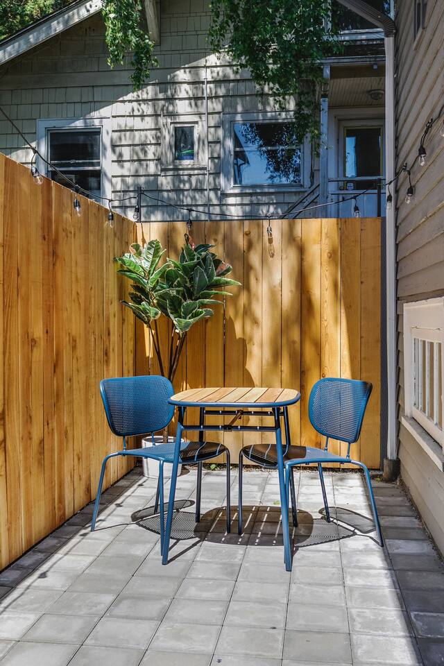 Stylish Daylight Basement Apartment- Patio + Grill
