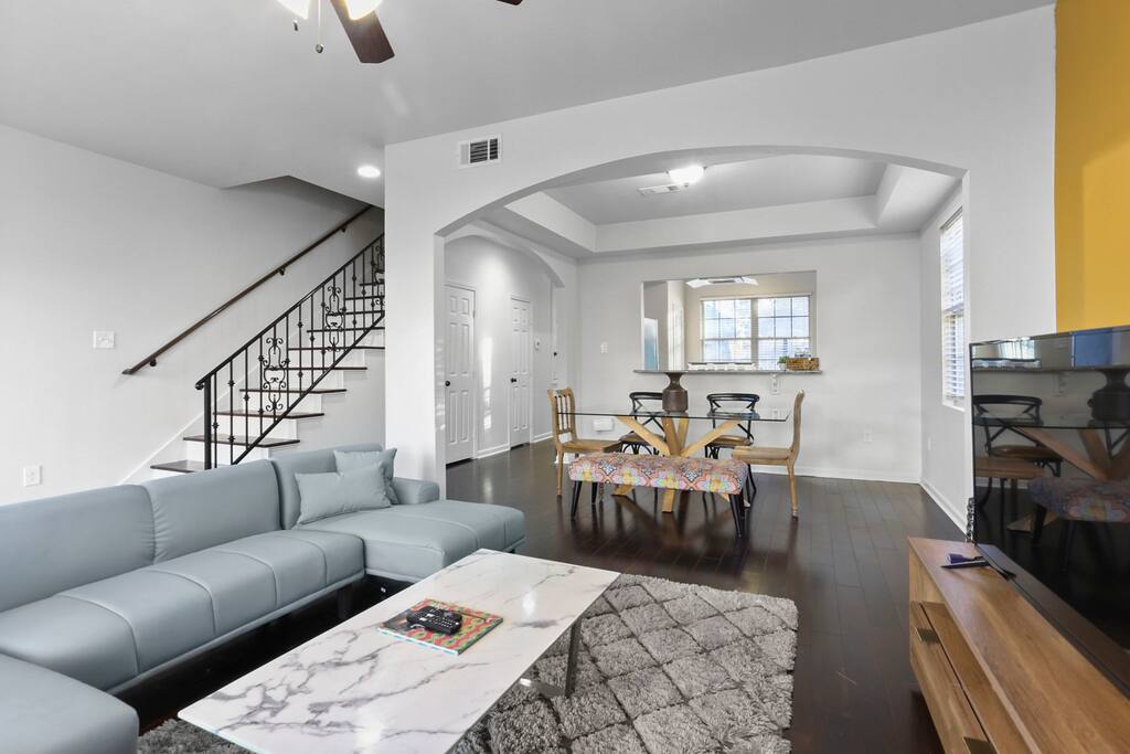 Modern 3BR - King Suite -Walk to French Quarters!