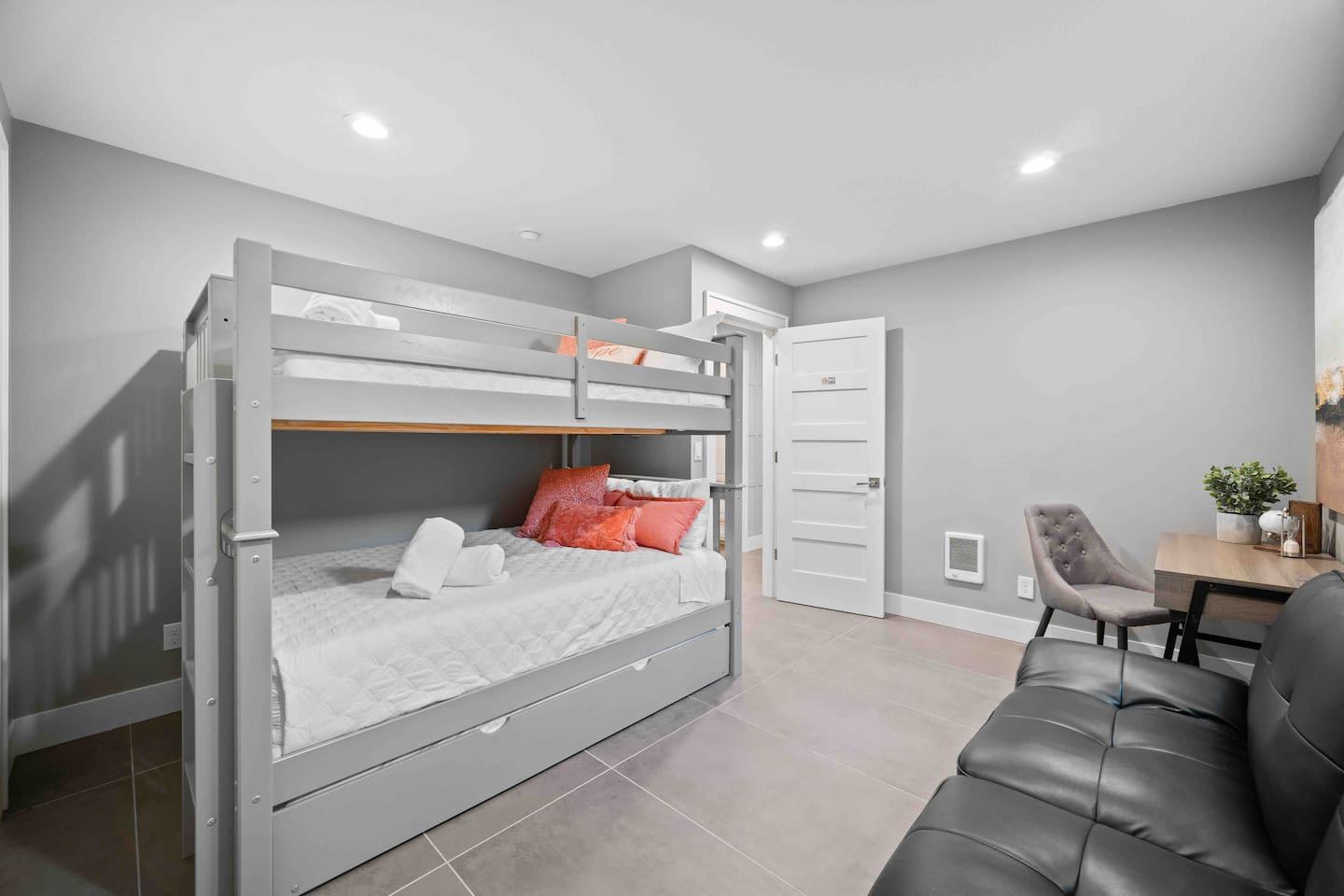 NEW! - Bright Modern Entire Unit KING BED!