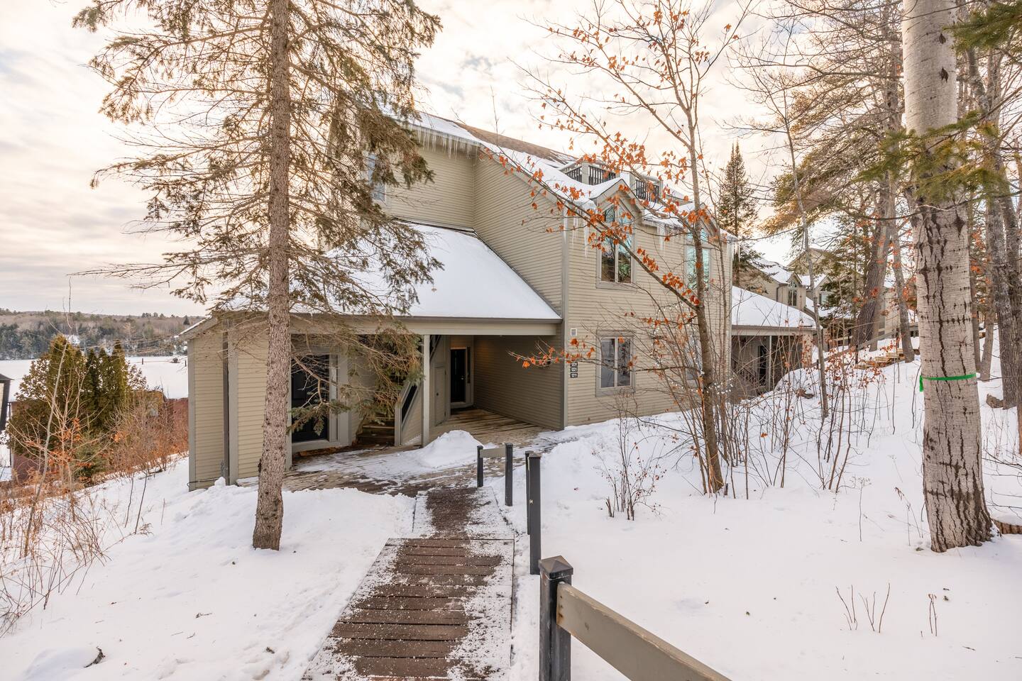 Lakefront 3BR Condo – Close to Ski & Golf Resorts