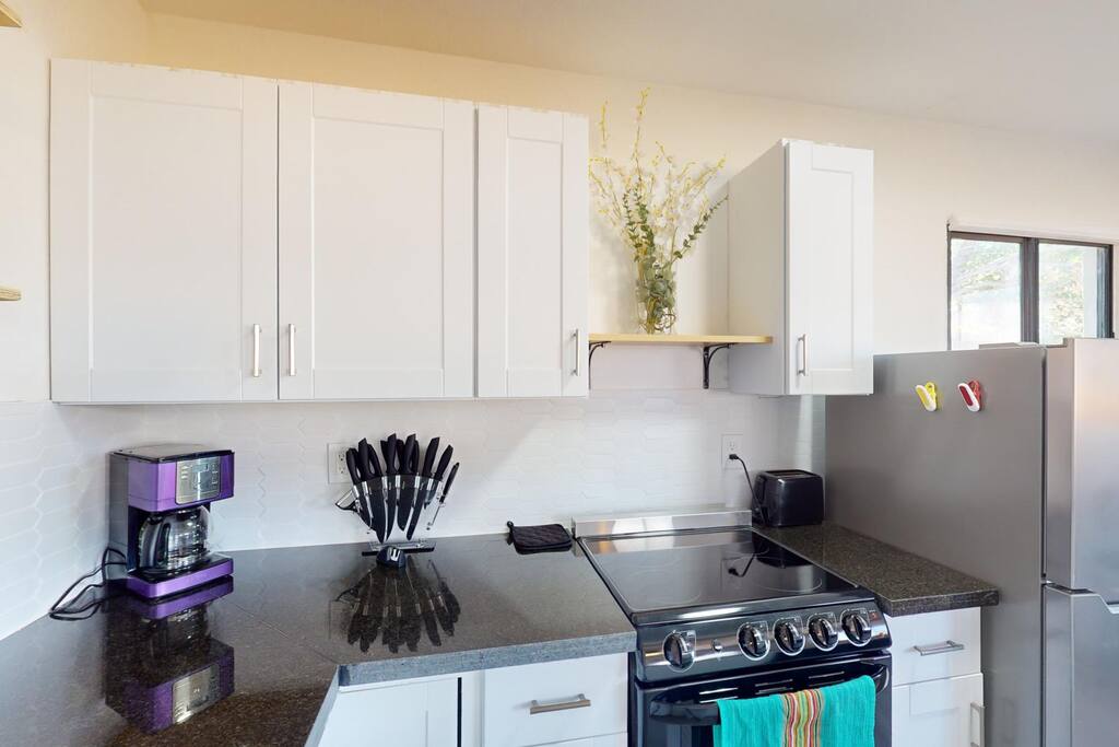 Stylishly Renovated Downtown w/King & Washer/Dryer