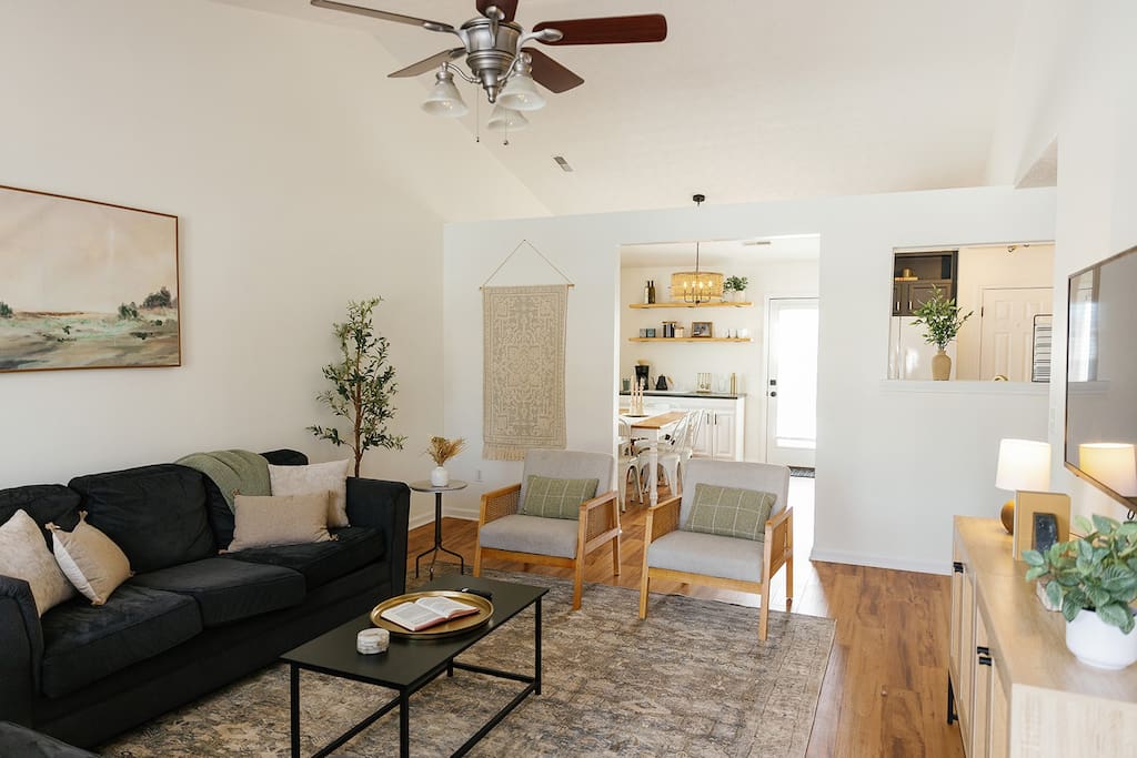 "The Dawning House" - Peaceful Modern Stay w/ Yard