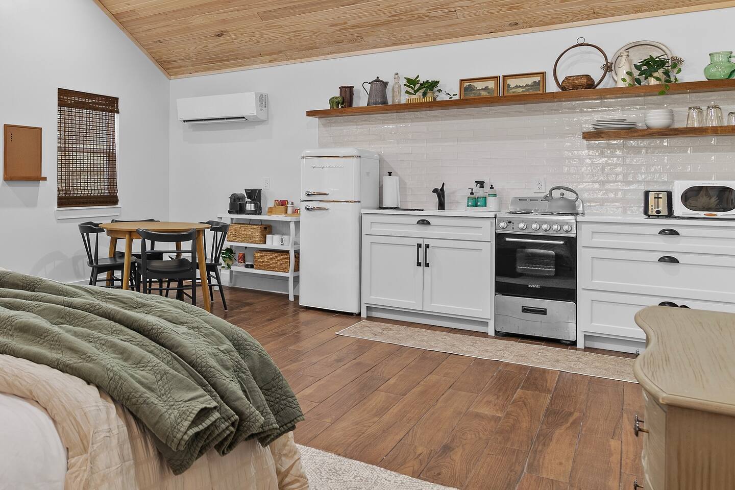 Freeport Cottage w/ Hot Tub | Rose District Dining