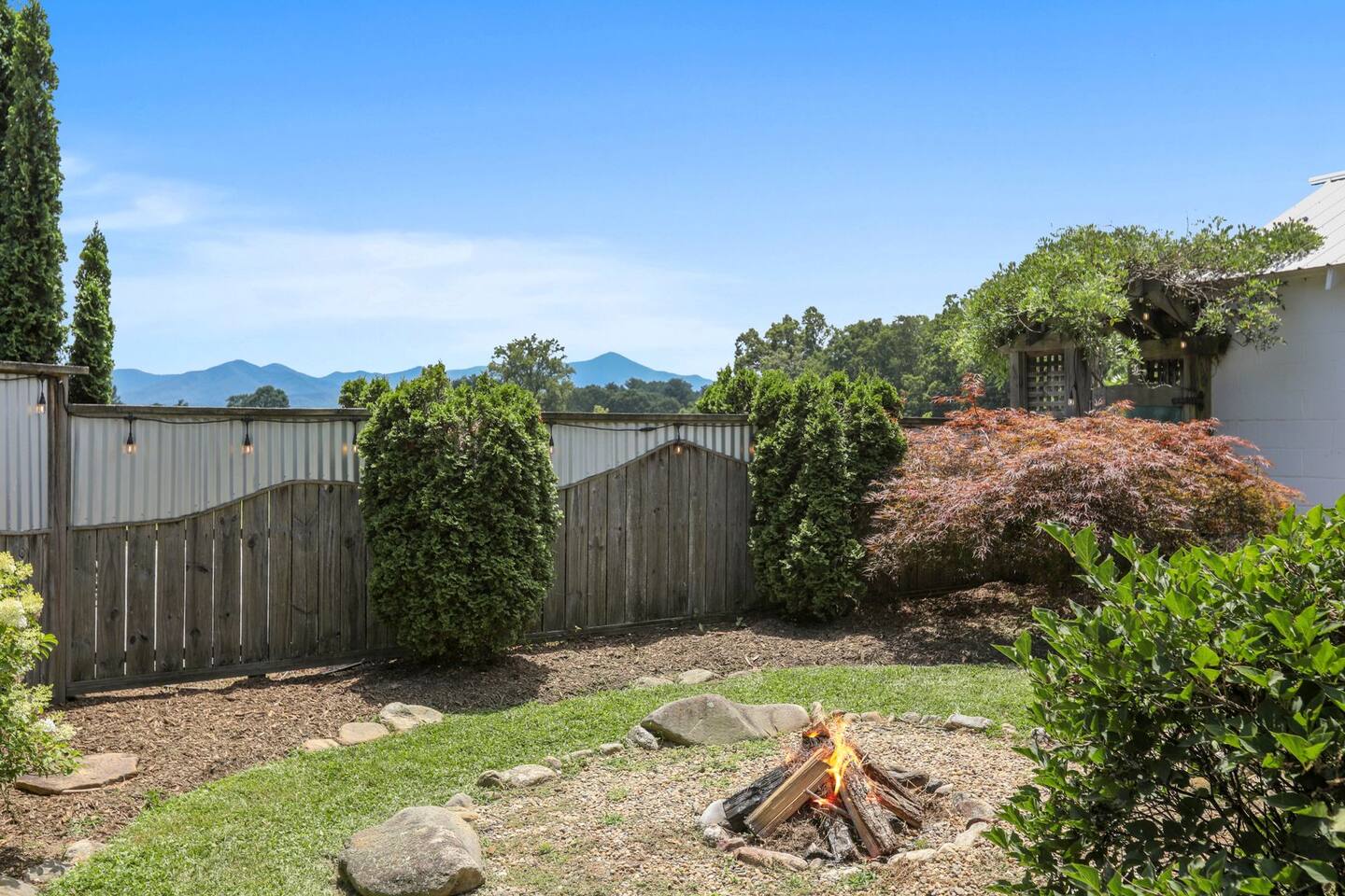 Scenic Farmhouse Retreat*Mountain Views*Hot Tub