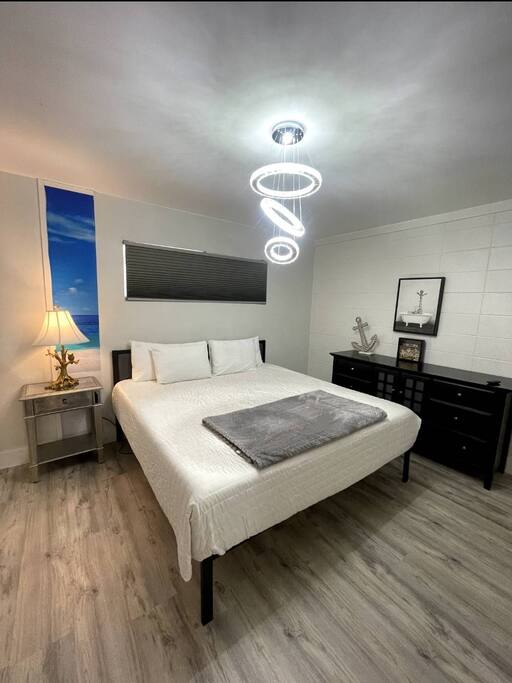 240 Queen Bed, 3 Pools, 80in TV