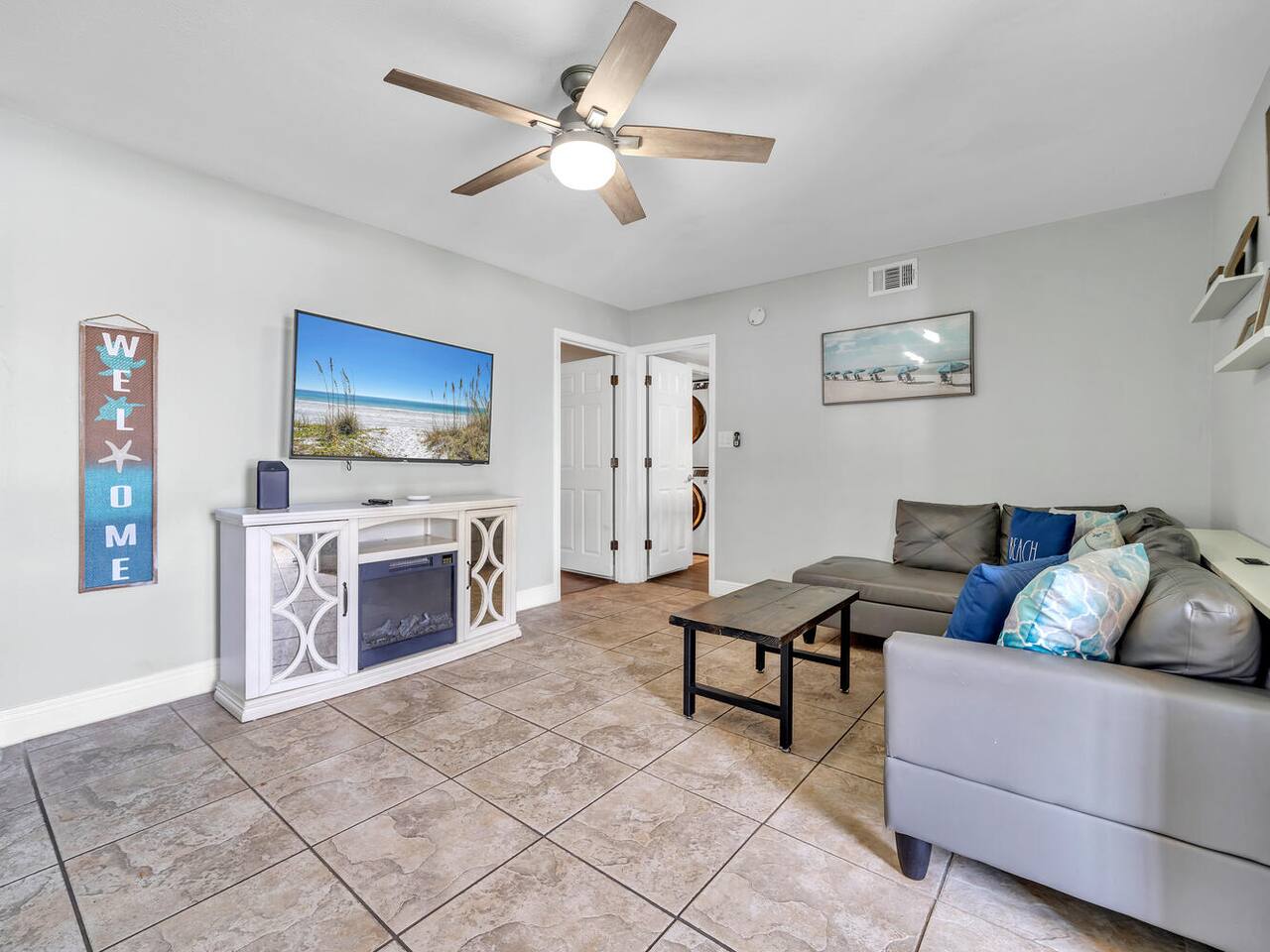 130 Stylish Photo Op 1 Mile to Beach