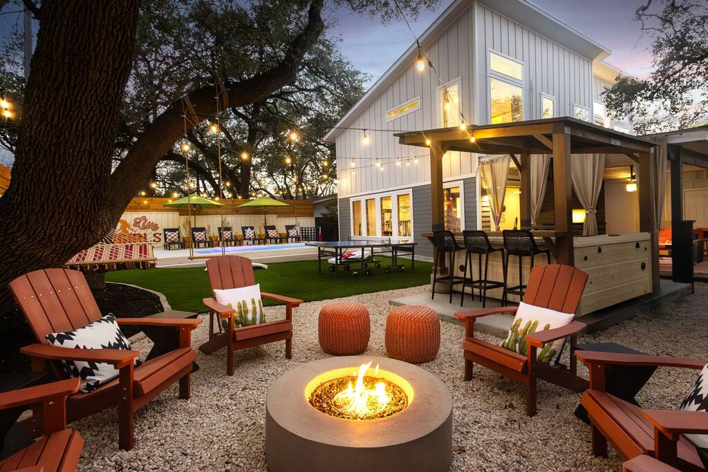 Heated Pool, Karaoke, Hot Tub, Yoga | SoCo Cowgirl