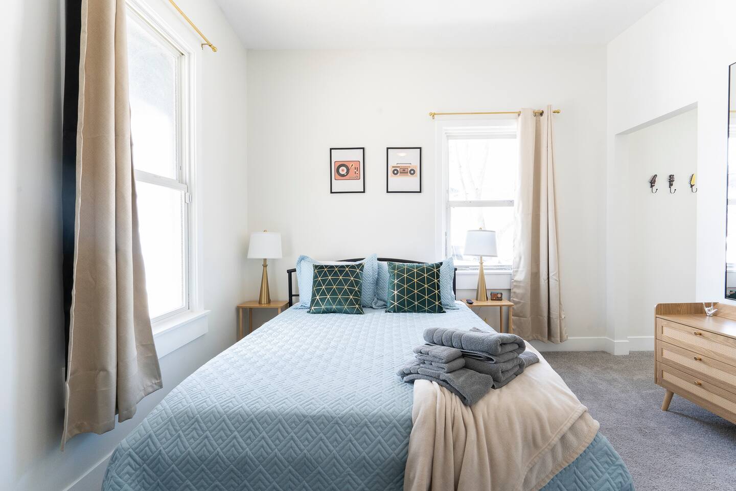 Private Room, Spacious w/ TV, Fridge & Desk