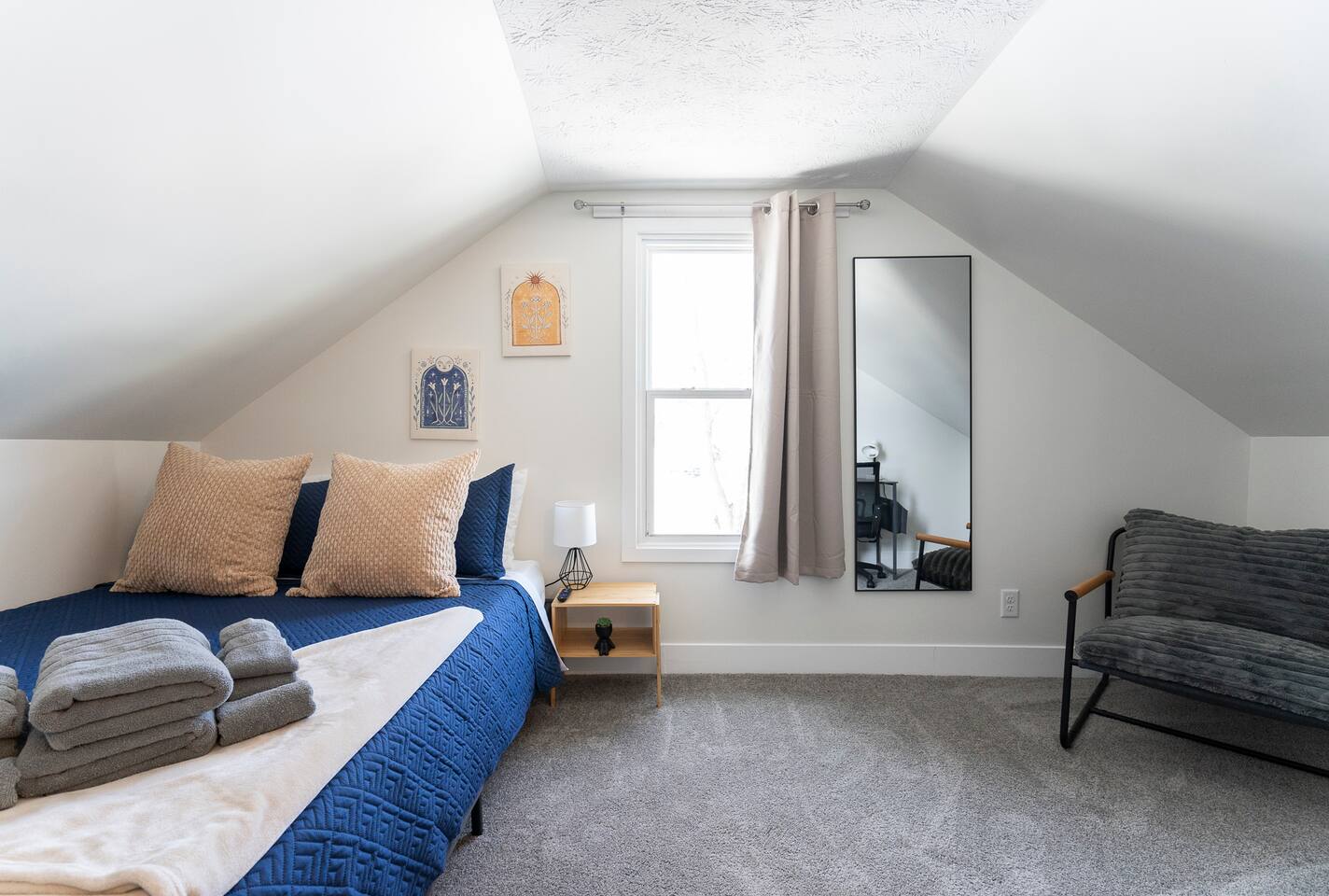 Private Room in Quiet Home w/ Fridge, TV, Desk