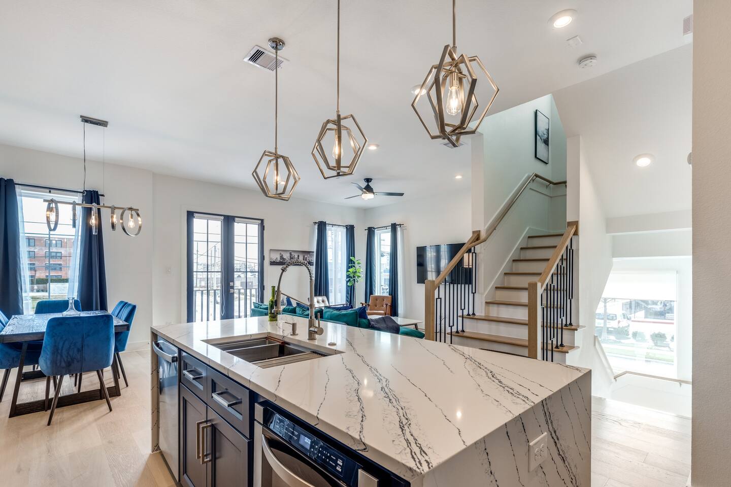 Lux 4 Bed Home Balcony Views - Garage - Gated Yard