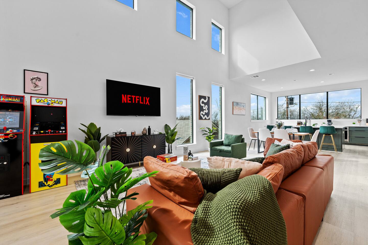 5min DT Luxe Loft | Arcade, Billiards, Balcony BBQ