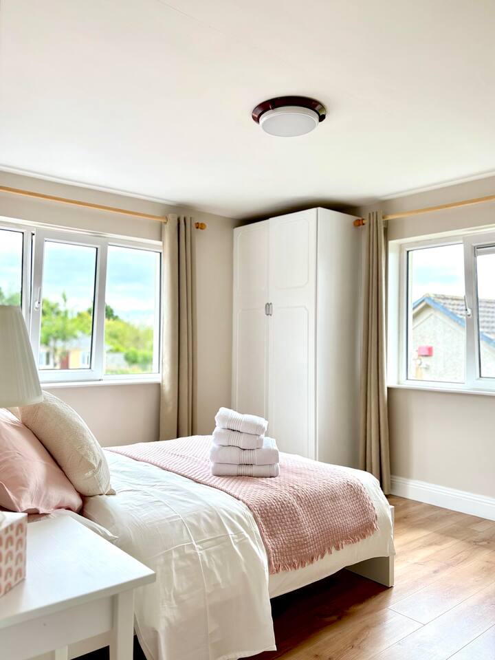 Cobh Retreat: Sea & Cathedral Views