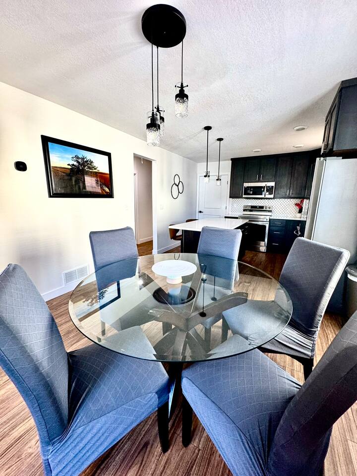 Modern 2BR Downtown - Business & Leisure