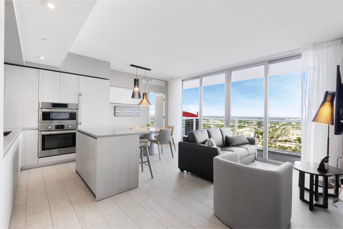 Luxe 3BDR w Resort Perks Rooftop pool/Gym/Hot tub