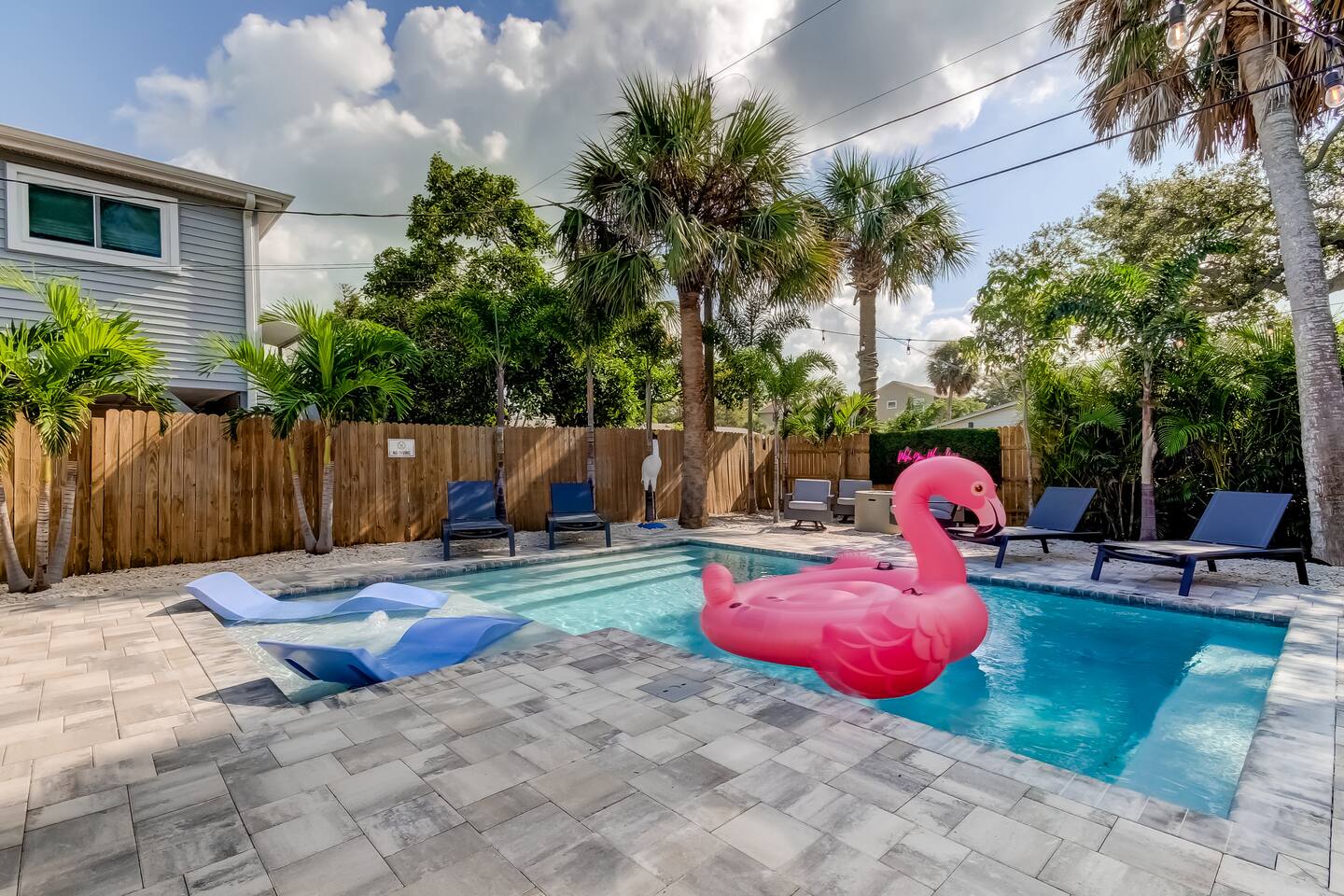 Triplex across from the beach, heated pool, bikes
