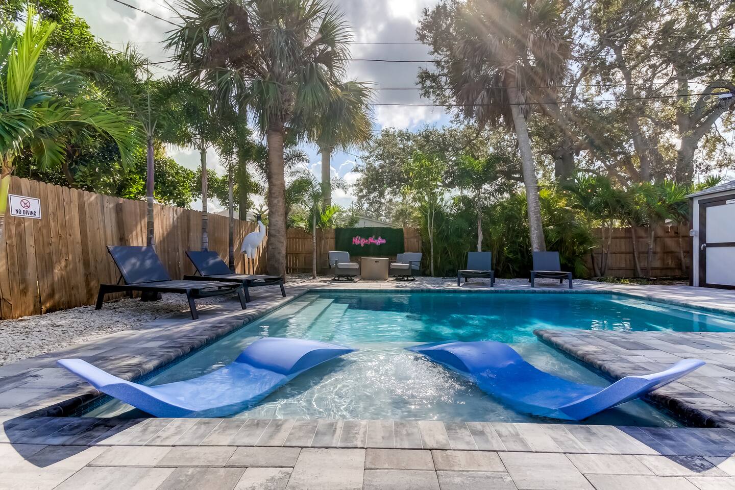 Triplex- walk to beach, heated pool, bikes