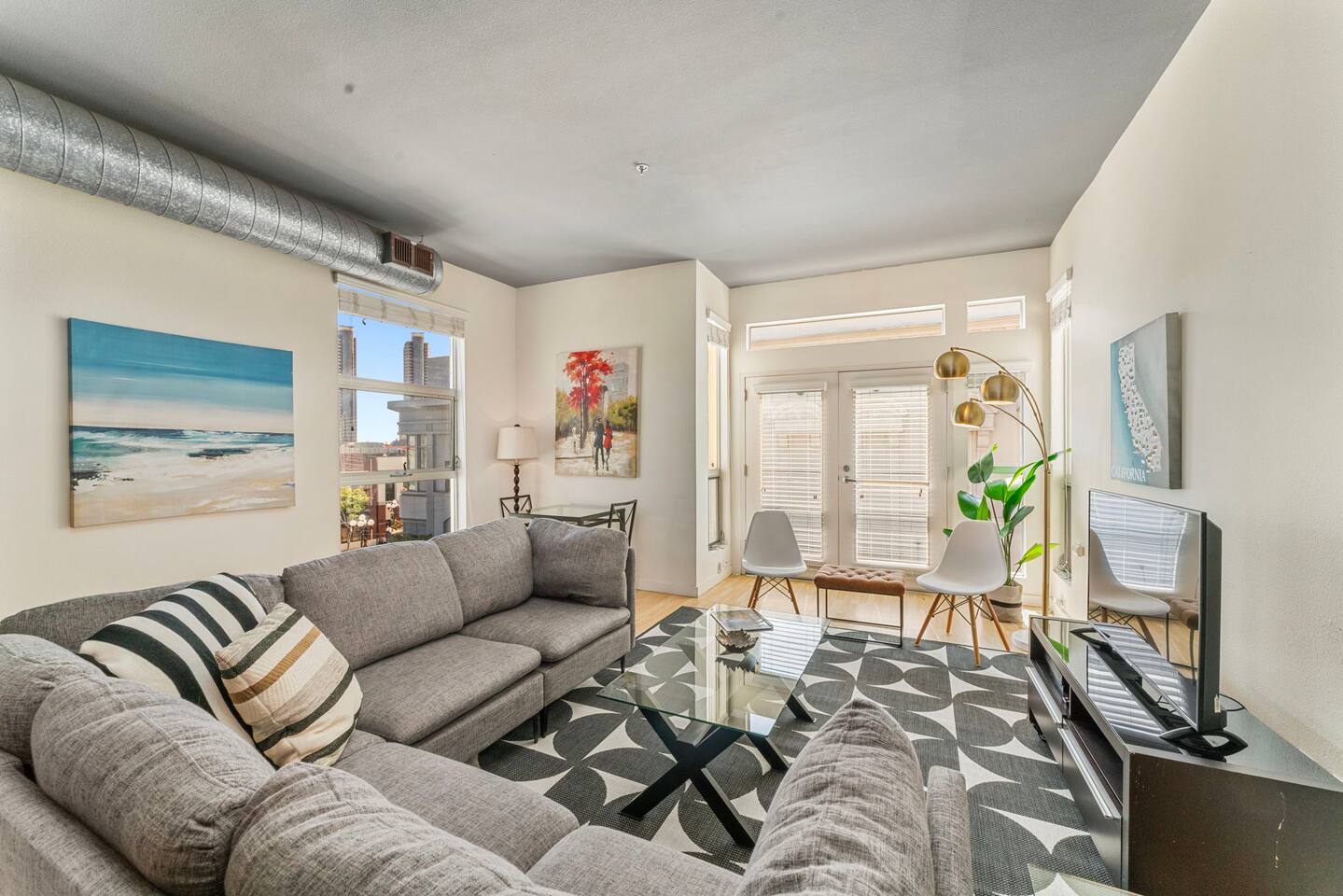 City Lights Loft w/Free Parking, Balcony, King Bed