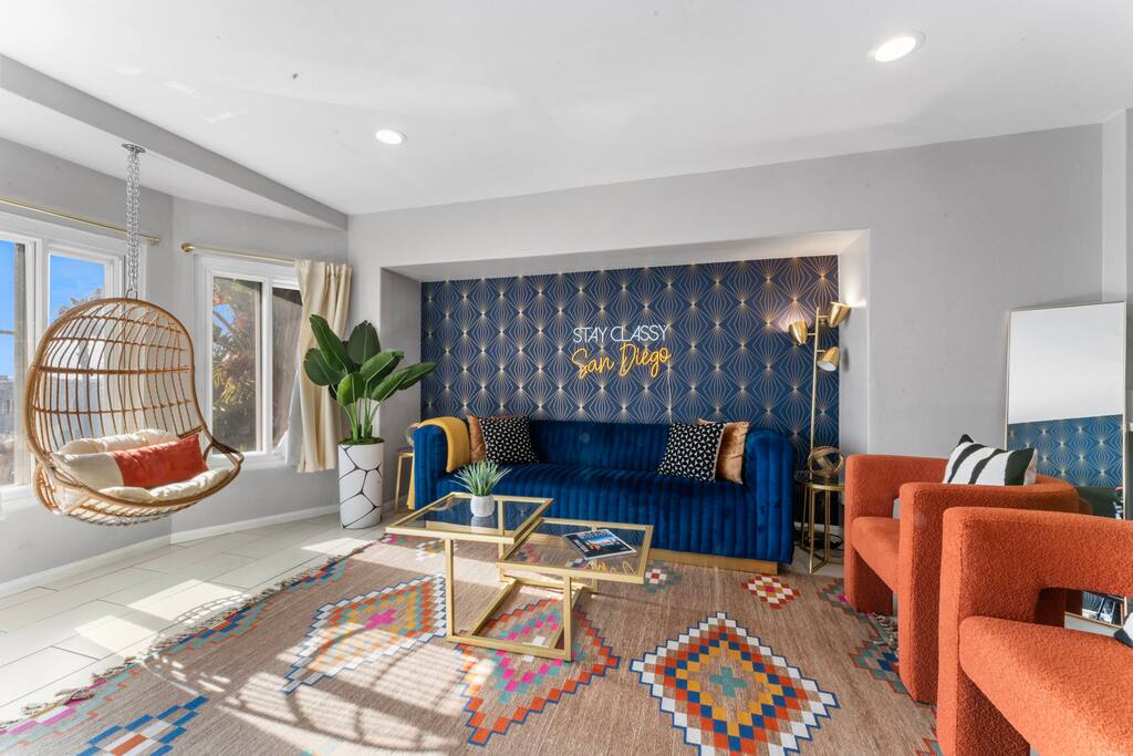 Walk DT! Sleeps 8; Huge Patio, Fire Pit, City View