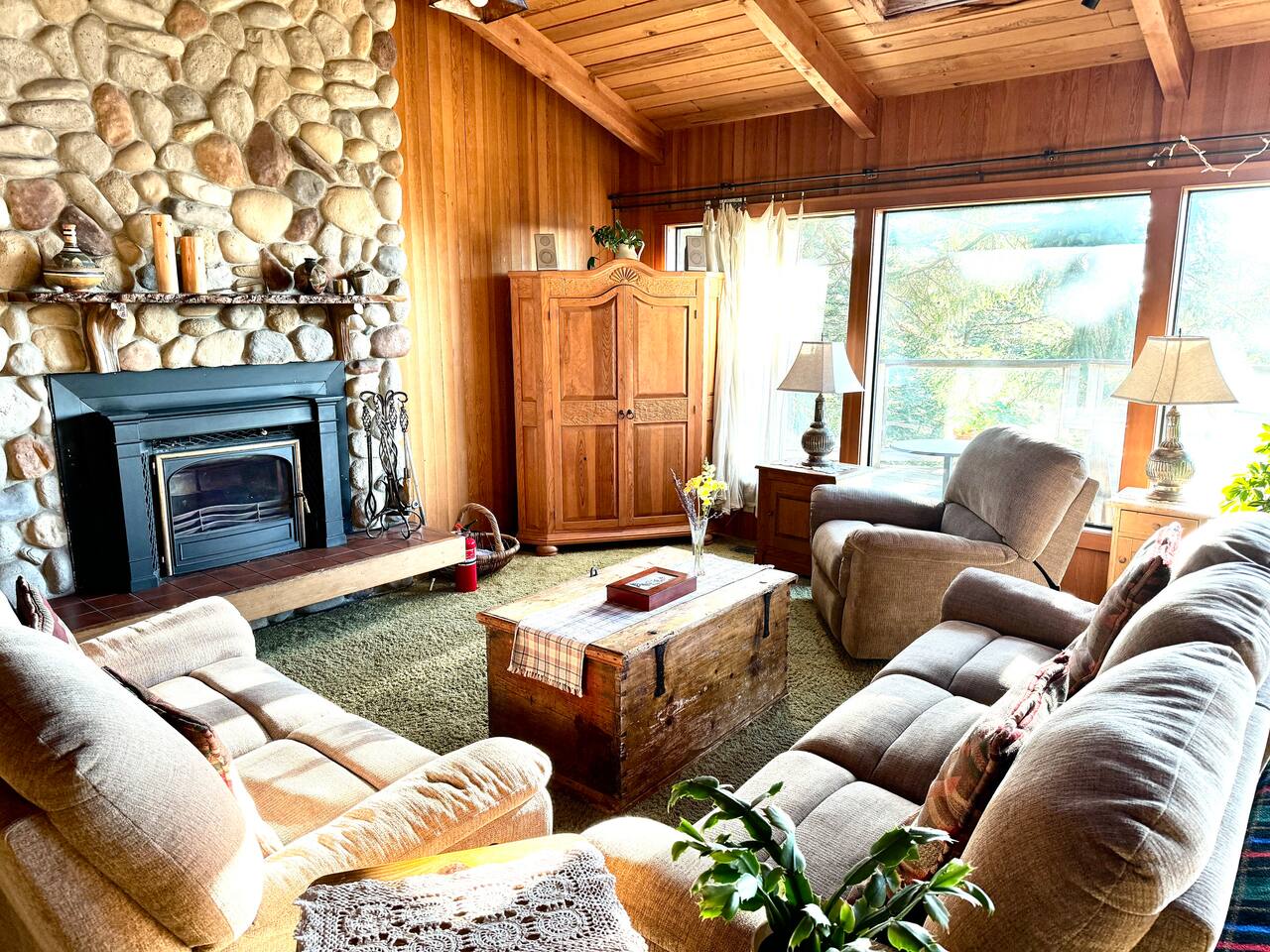 Ocean views-forest home, hot tub