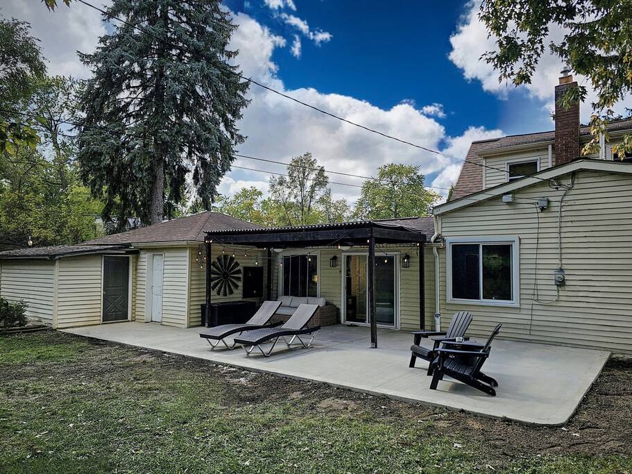 Two Full Baths, Pergola, Fireplace, Firepit, BBQ