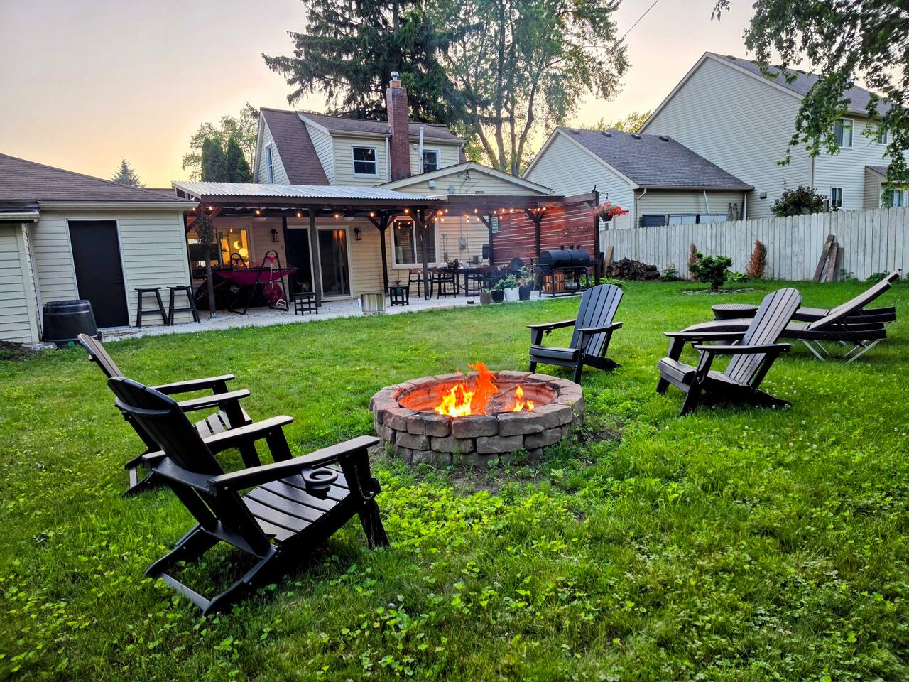 Designer Home| Sauna, Fireplace, Backyard Retreat