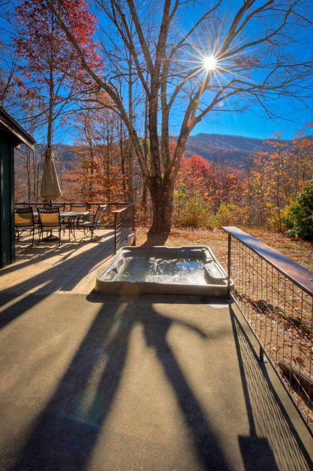 Blue Ridge Parkway*Hot Tub*Secluded*50 acres*hike