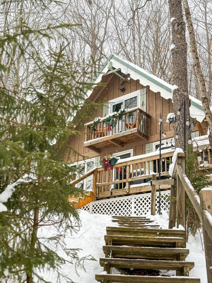 Lake View Chalet Near Marina & Minutes to Town