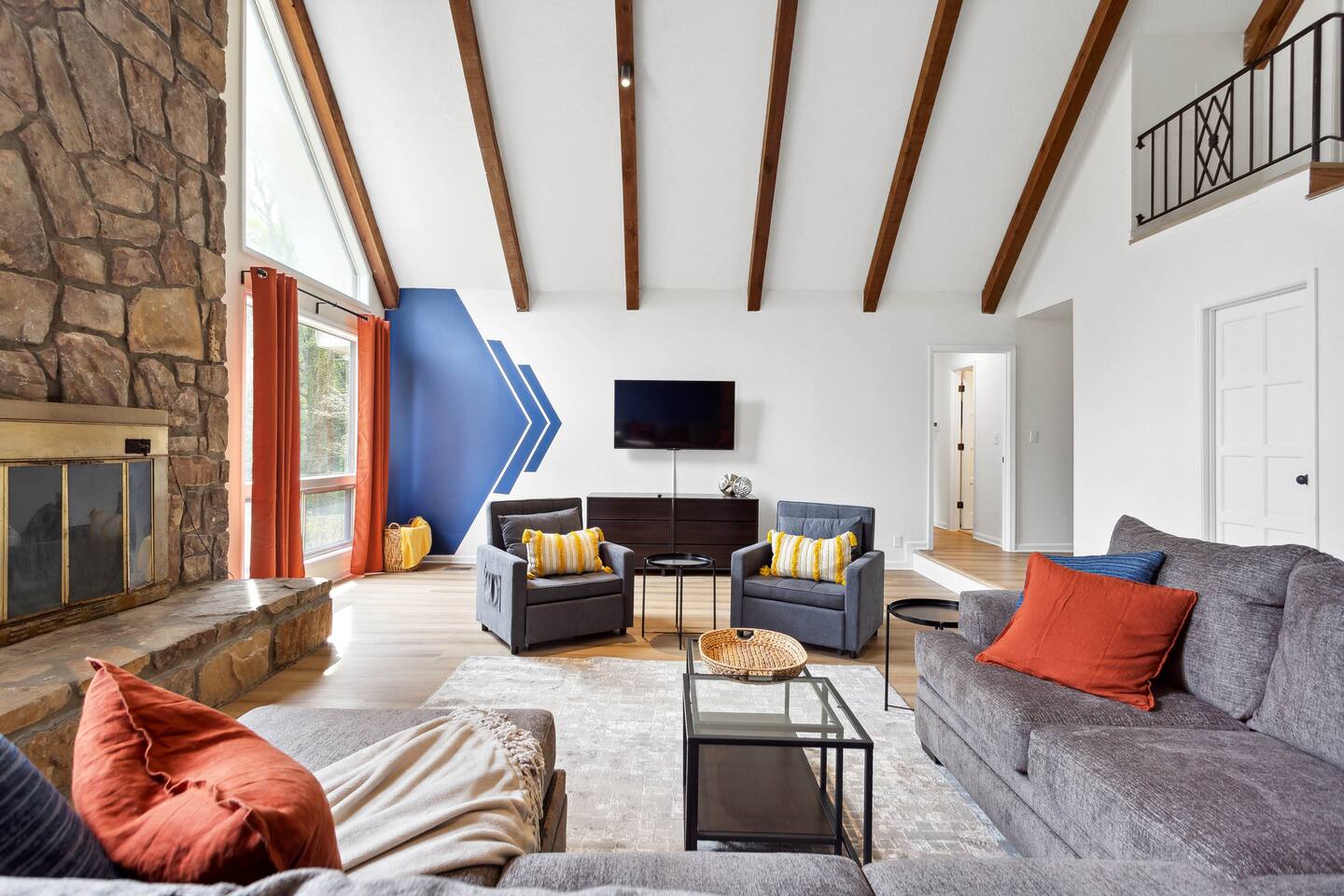 15 Min to Airport+3 King Beds+Game Room!