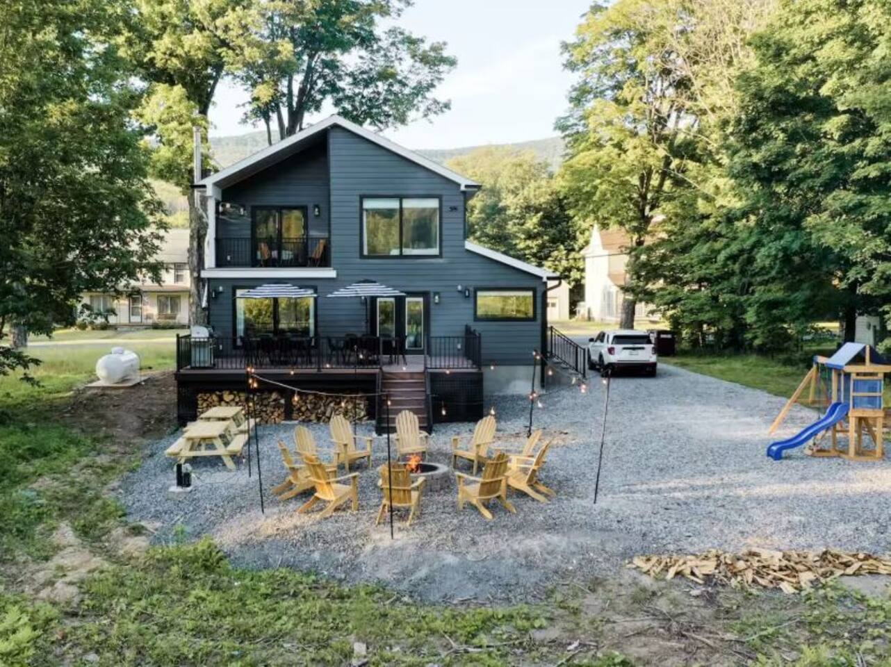 New Lux 7bdm on lake w/hot tub - fire pit - arcade