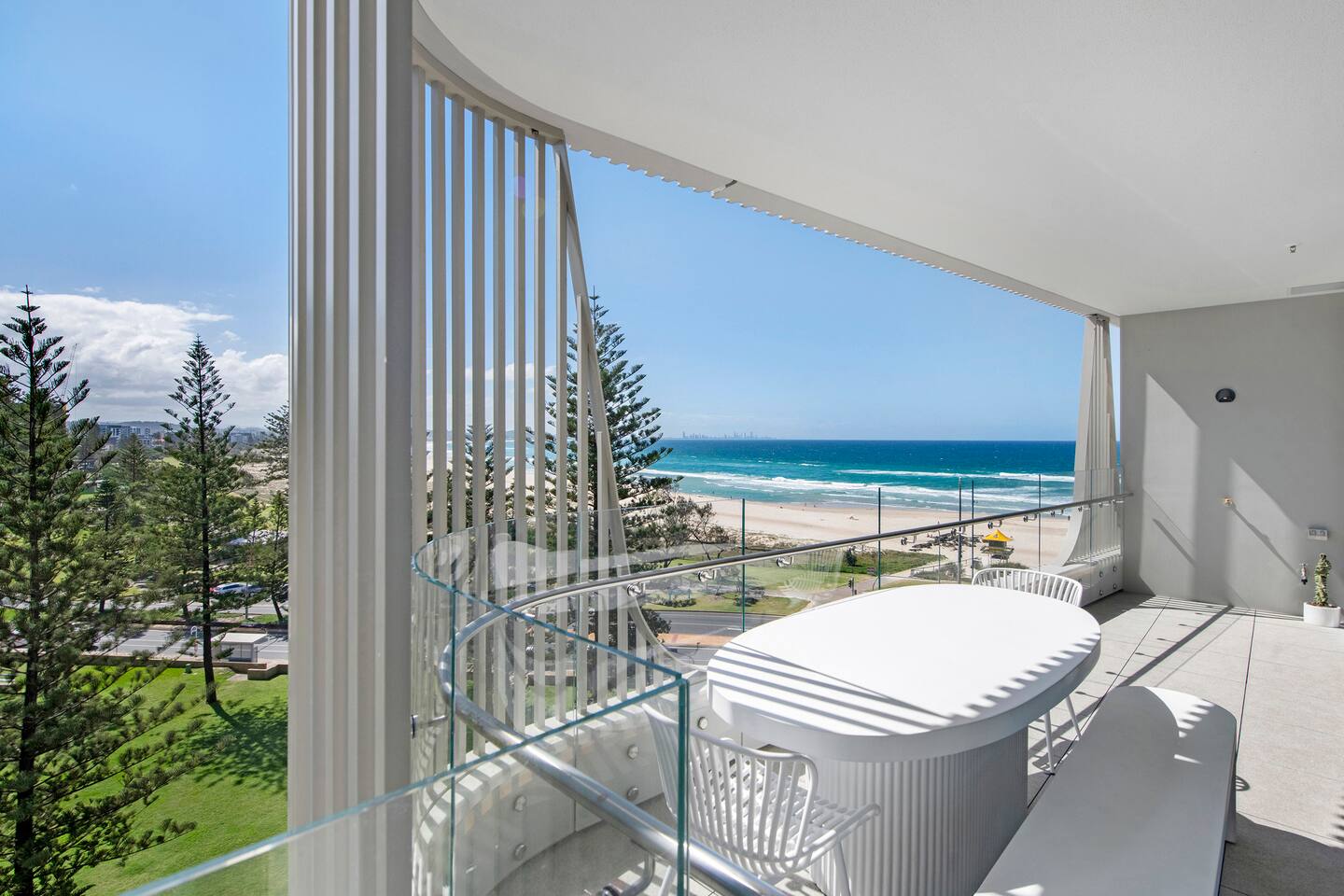 Beachfront Escape Kirra Ocean views Sleeps 6