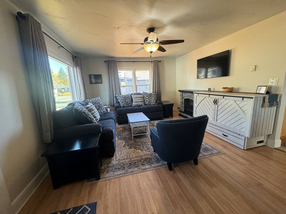 *Charming & Cozy. 1.3 miles to the Beach.