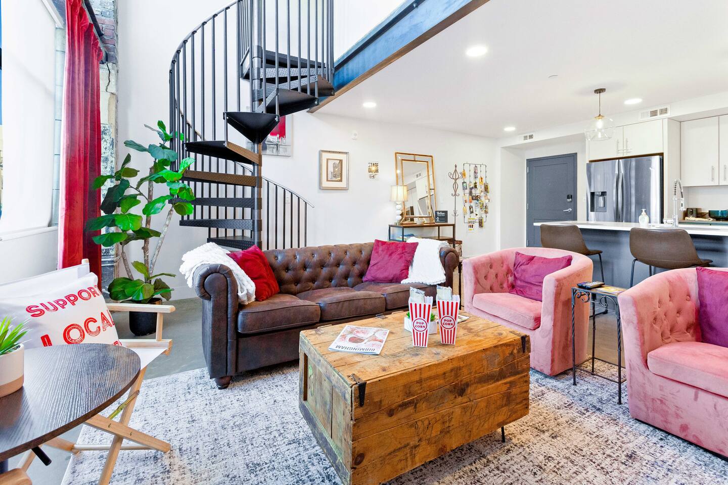 Theatre Retreat 2 Bedroom Loft - 1 Blk from Theatres