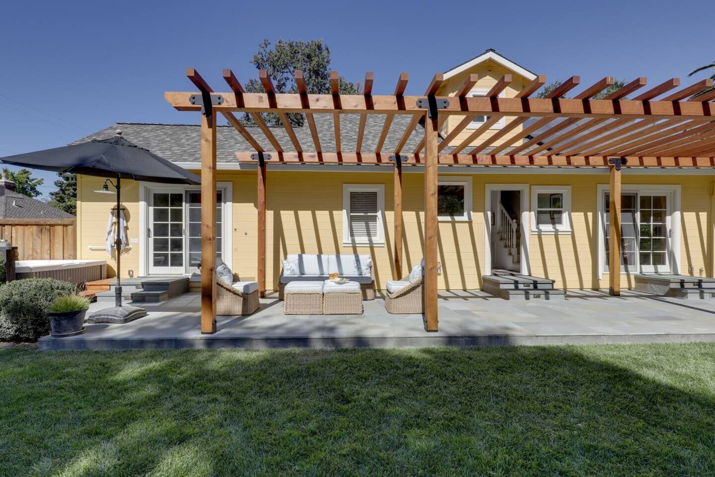 Need a break from your plans? Cozy up in this outdoor seating area and enjoy your favorite drink!