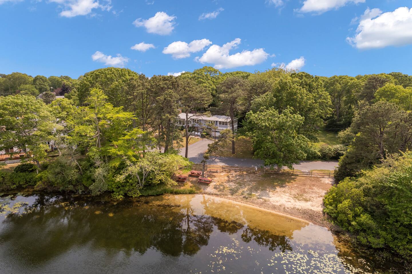Pond Views- Firepit, Games & Family Friendly!