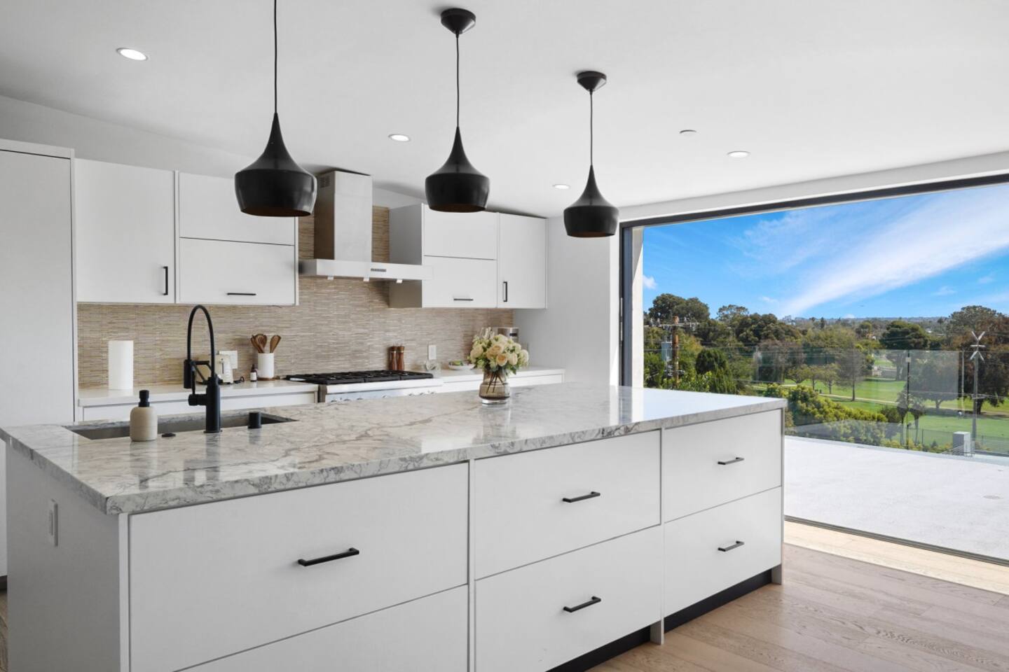 Stunning Modern 5BR Family Mansion, Panoramic views of Penmar Golf, Pet Friendly!