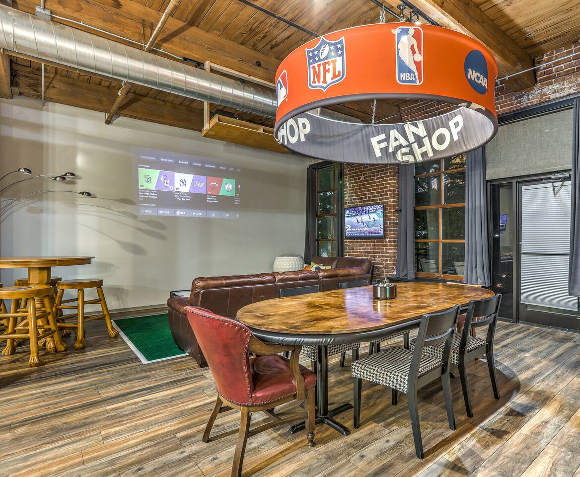 Sports DWTN Loft*Projector TV* Dining/Poker Table