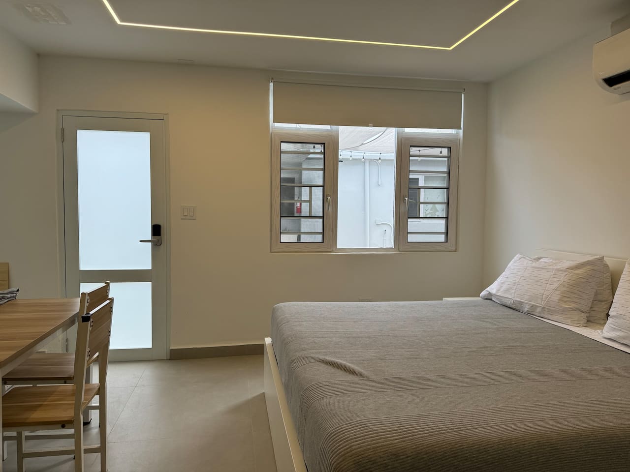 King Studio Near Beach w/Kitchenette & WiFi