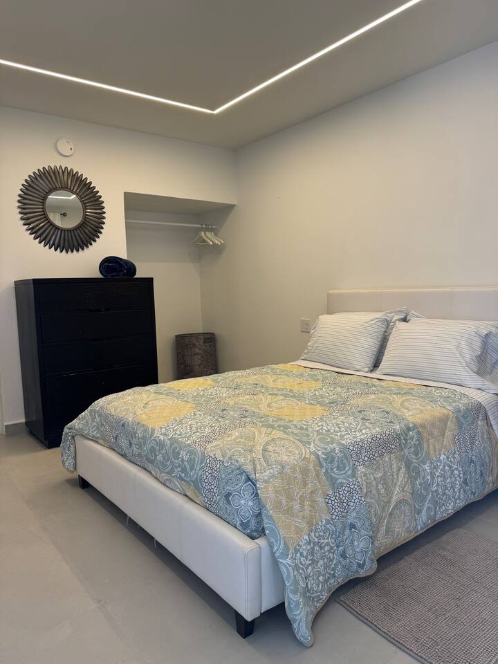 Queen Studio Near Ocean Park Beach w/AC & WiFi