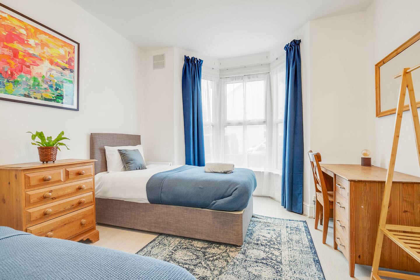 Spacious House in North London, very close to train station and bus stops, near Tottenham Stadium & lots of parking