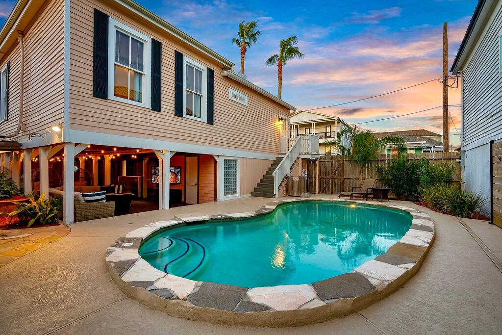 GULF HAVEN: 3 Blocks to Beach | Heated Pool & Outdoor TV