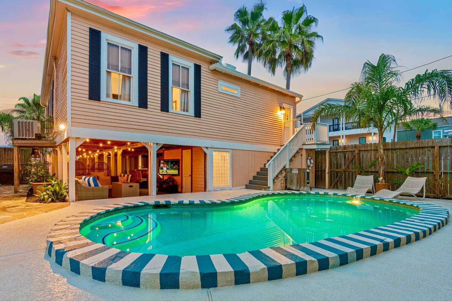 GULF HAVEN: 3 Blocks to Beach | Heated Pool & Outdoor TV
