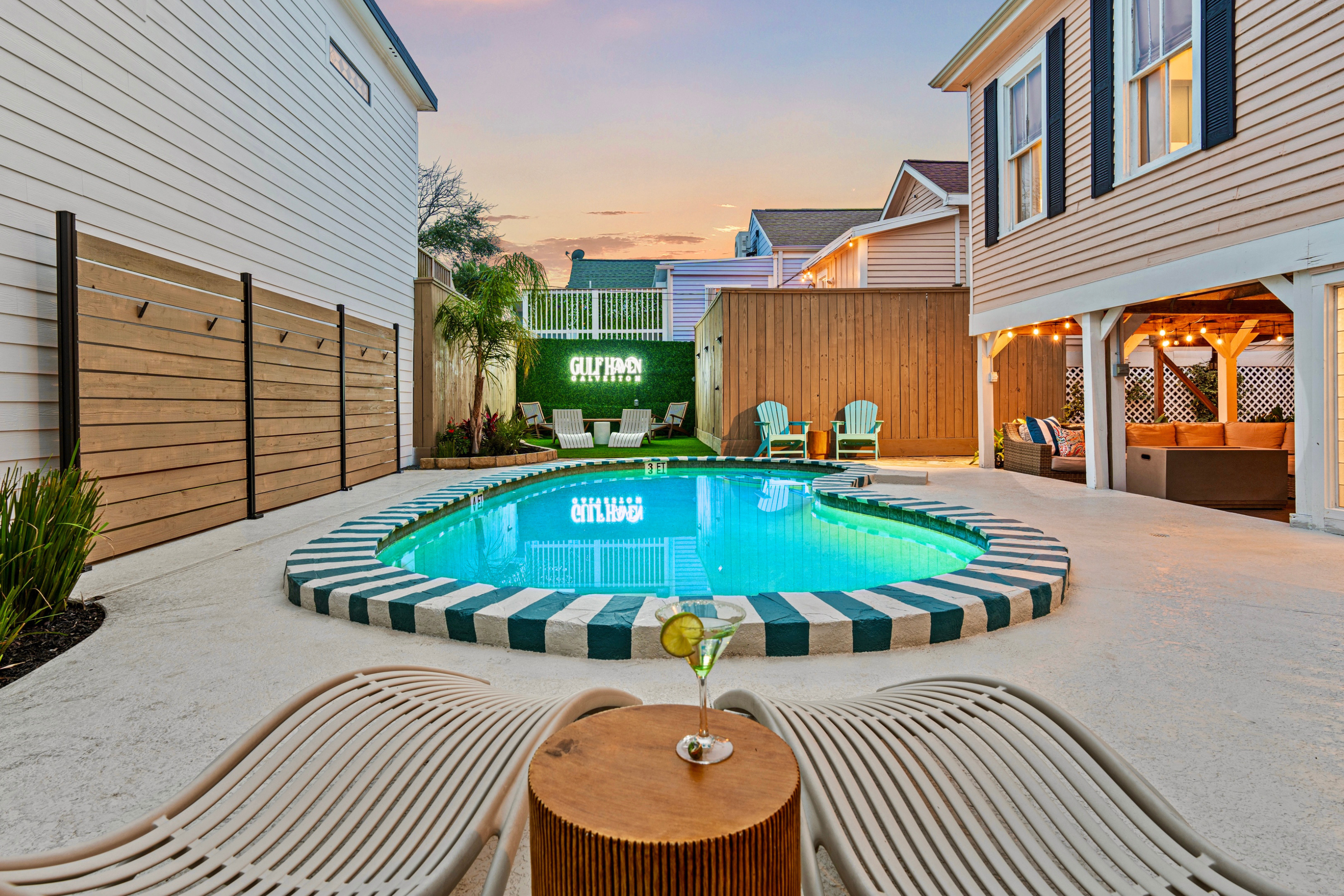 GULF HAVEN: 3 Blocks to Beach | Heated Pool & Outdoor TV