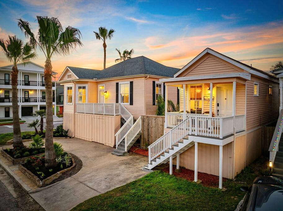 GULF HAVEN: 2 homes + pool & hot tub; walk to beach