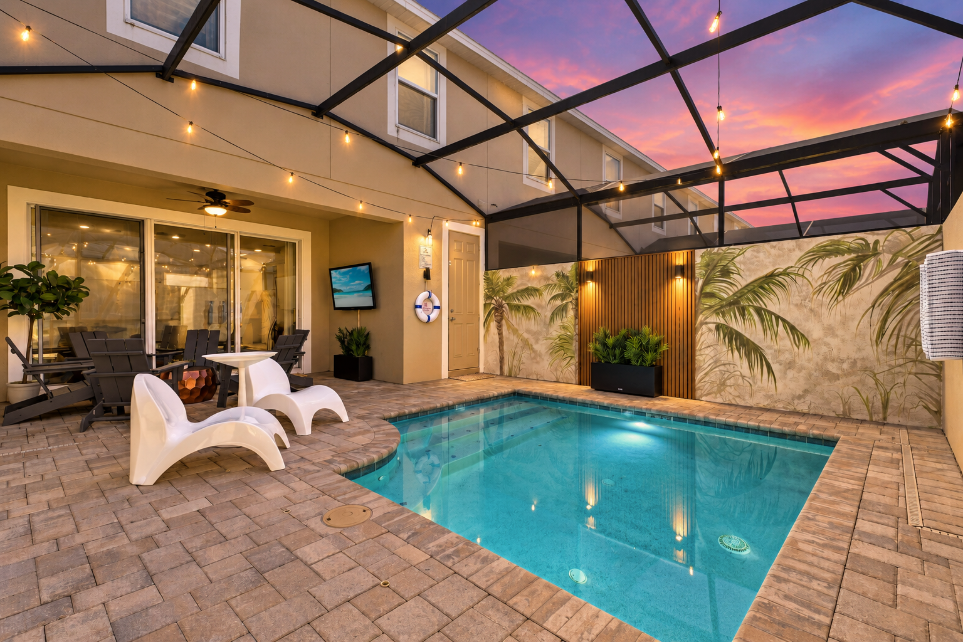 ORLANDO: 3 King Suites. Pool. Steps to Resort.