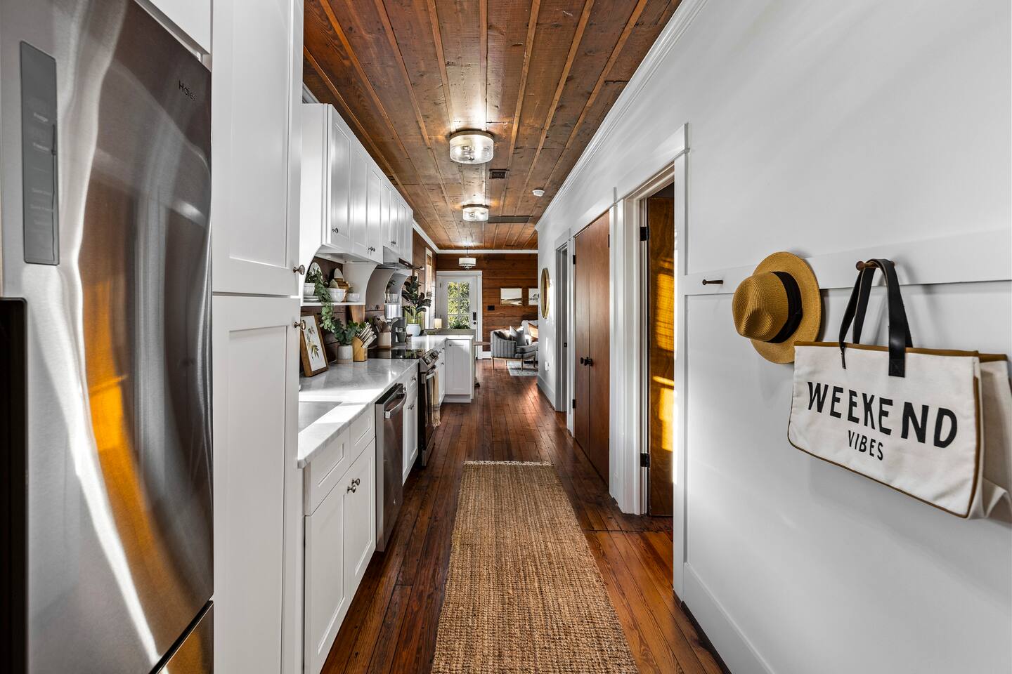 MIDTOWN: As seen on TV; walk to beach; dog friendly