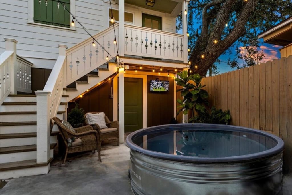 MIDTOWN: Private heated pool/hot tub; featured on TV